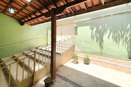 Casa à venda com 300m², 5 quartos e 2 vagas Casa à venda com 300m², 5 quartos e 2 vagasVaranda