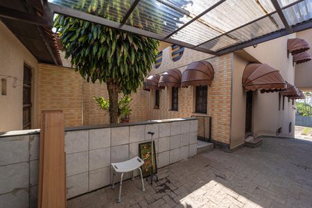 Casa para alugar com 228m², 2 quartos e 4 vagasEntrada