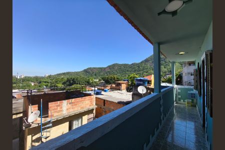 Casa à venda com 216m², 4 quartos e 2 vagas Casa à venda com 216m², 4 quartos e 2 vagasVaranda