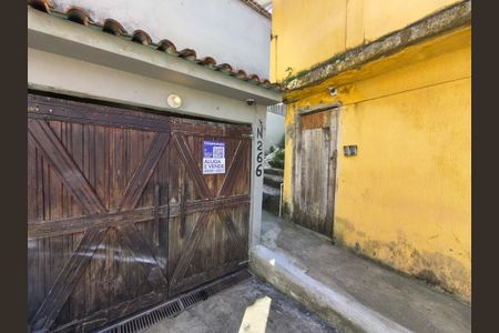 Casa à venda com 216m², 4 quartos e 2 vagas Casa à venda com 216m², 4 quartos e 2 vagasFachada