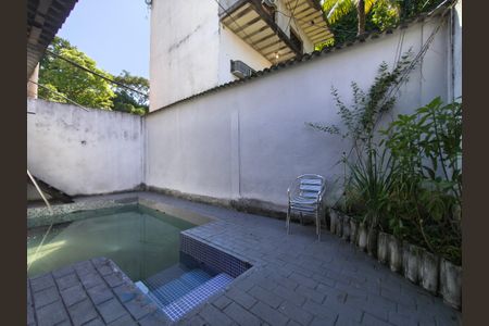 Casa à venda com 216m², 4 quartos e 2 vagas Casa à venda com 216m², 4 quartos e 2 vagasPiscina