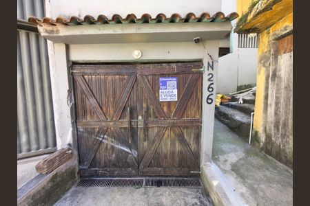 Casa à venda com 216m², 4 quartos e 2 vagas Casa à venda com 216m², 4 quartos e 2 vagasFachada