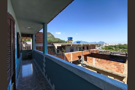 Casa à venda com 216m², 4 quartos e 2 vagas Casa à venda com 216m², 4 quartos e 2 vagasVaranda