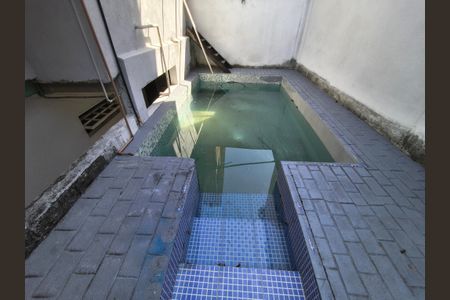 Casa à venda com 216m², 4 quartos e 2 vagas Casa à venda com 216m², 4 quartos e 2 vagasPiscina