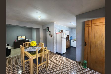 Casa à venda com 216m², 4 quartos e 2 vagas Casa à venda com 216m², 4 quartos e 2 vagasSala