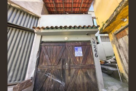 Casa à venda com 216m², 4 quartos e 2 vagas Casa à venda com 216m², 4 quartos e 2 vagasFachada