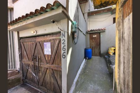 Casa à venda com 216m², 4 quartos e 2 vagas Casa à venda com 216m², 4 quartos e 2 vagasFachada