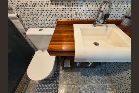 Casa à venda com 216m², 4 quartos e 2 vagas Casa à venda com 216m², 4 quartos e 2 vagasBanheiro