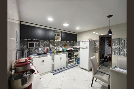 Casa à venda com 216m², 4 quartos e 2 vagas Casa à venda com 216m², 4 quartos e 2 vagasCozinha