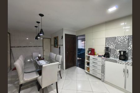 Casa à venda com 216m², 4 quartos e 2 vagas Casa à venda com 216m², 4 quartos e 2 vagasCozinha