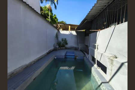 Casa à venda com 216m², 4 quartos e 2 vagas Casa à venda com 216m², 4 quartos e 2 vagasPiscina