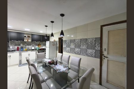Casa à venda com 216m², 4 quartos e 2 vagas Casa à venda com 216m², 4 quartos e 2 vagasCozinha
