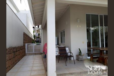 Casa de condomínio à venda com 300m², 3 quartos e 4 vagas