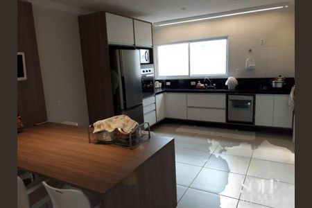 Casa de condomínio à venda com 300m², 3 quartos e 4 vagas