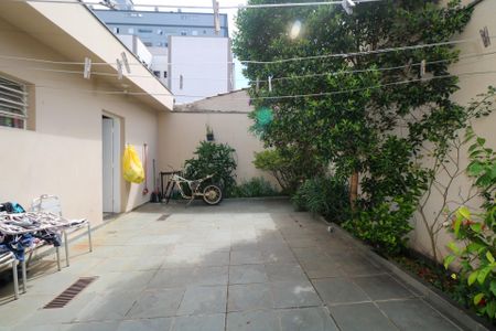 Casa à venda com 260m², 3 quartos e 6 vagas Casa à venda com 260m², 3 quartos e 6 vagasQuintal