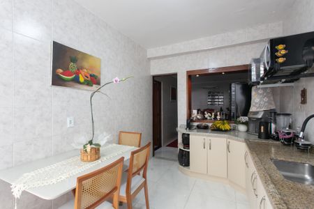 Casa à venda com 225m², 3 quartos e 4 vagasCozinha 