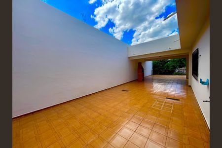 Casa para alugar com 258m², 3 quartos e 6 vagasQuintal