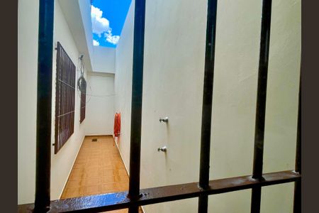 Casa para alugar com 258m², 3 quartos e 6 vagasCorredor externo