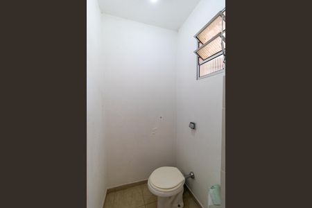 Casa de condomínio à venda com 760m², 5 quartos e 4 vagasBanehiro da área externa