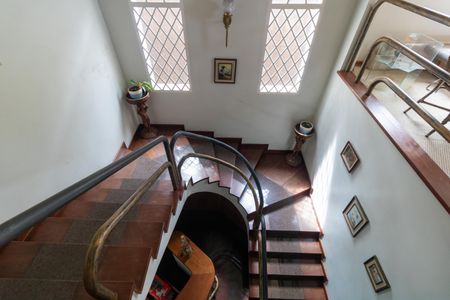 Casa de condomínio à venda com 760m², 5 quartos e 4 vagasEscada