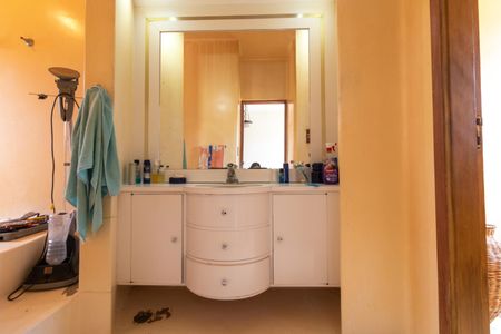 Casa de condomínio à venda com 760m², 5 quartos e 4 vagasBanheiro da Suíte 02