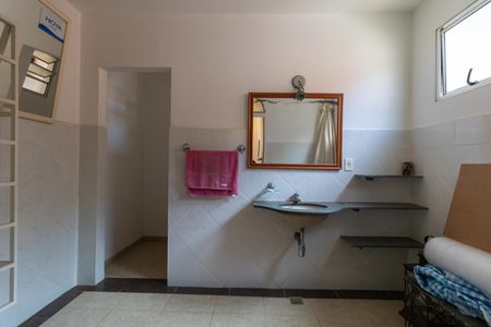 Casa de condomínio à venda com 760m², 5 quartos e 4 vagasBanehiro da área externa