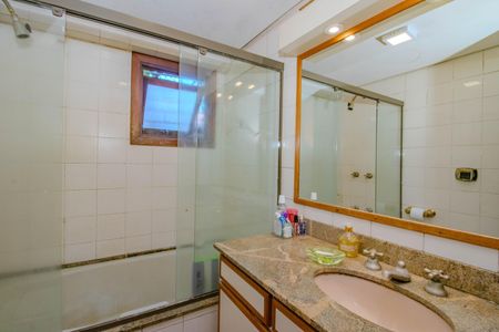 Apartamento à venda com 120m², 3 quartos e 1 vaga Apartamento à venda com 120m², 3 quartos e 1 vagaBanheiro da Suíte