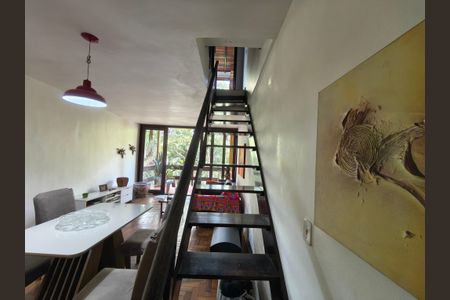 Casa de condomínio para alugar com 120m², 3 quartos e 3 vagasEscada Segundo Andar