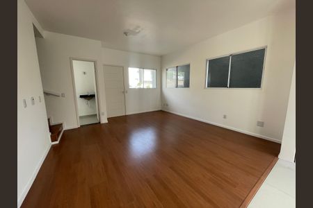 Sala de casa de condomínio para alugar com 3 quartos, 90m² em Parque Dom Henrique, Cotia