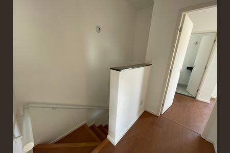 Casa de condomínio para alugar com 90m², 3 quartos e 2 vagasEscada