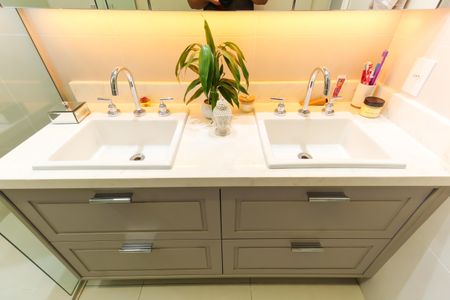 Apartamento à venda com 165m², 3 quartos e 3 vagas Apartamento à venda com 165m², 3 quartos e 3 vagasBanheiro da Suíte 1