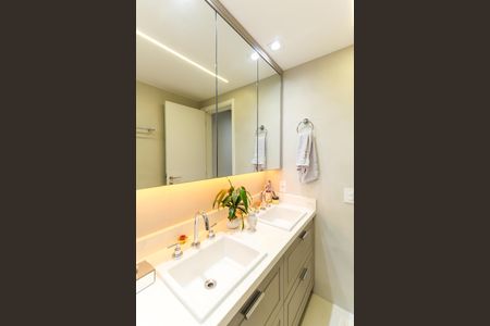 Apartamento à venda com 165m², 3 quartos e 3 vagas Apartamento à venda com 165m², 3 quartos e 3 vagasBanheiro da Suíte 1