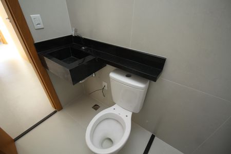 Casa à venda com 80m², 2 quartos e 2 vagasBanheiro da Suíte 2