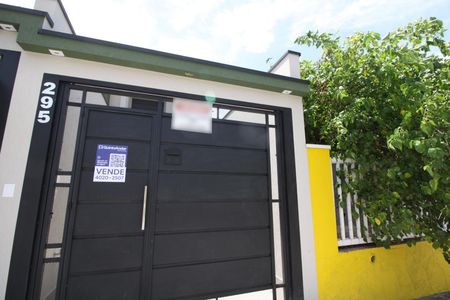 Casa à venda com 80m², 2 quartos e 2 vagasFachada