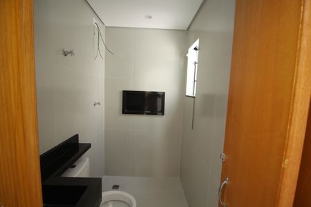 Casa à venda com 80m², 2 quartos e 2 vagasBanheiro da Suíte 2
