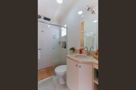 Banheiro da suíte 1 de casa de condomínio à venda com 2 quartos, 100m² em Chora Menino, São Paulo