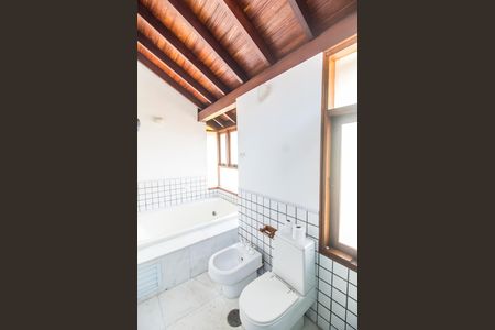 Casa de condomínio para alugar com 810m², 5 quartos e 6 vagas Casa de condomínio para alugar com 810m², 5 quartos e 6 vagasBanheiro da Suíte