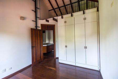 Casa de condomínio para alugar com 810m², 5 quartos e 6 vagas Casa de condomínio para alugar com 810m², 5 quartos e 6 vagasQuarto 4