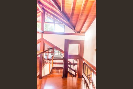 Casa de condomínio para alugar com 810m², 5 quartos e 6 vagas Casa de condomínio para alugar com 810m², 5 quartos e 6 vagasEscada