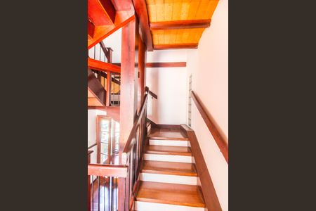 Casa de condomínio para alugar com 810m², 5 quartos e 6 vagas Casa de condomínio para alugar com 810m², 5 quartos e 6 vagasEscada