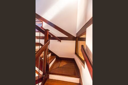 Casa de condomínio para alugar com 810m², 5 quartos e 6 vagas Casa de condomínio para alugar com 810m², 5 quartos e 6 vagasEscada