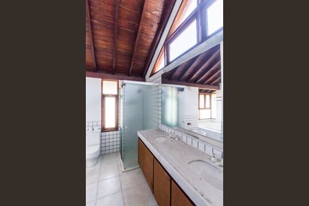 Casa de condomínio para alugar com 810m², 5 quartos e 6 vagas Casa de condomínio para alugar com 810m², 5 quartos e 6 vagasBanheiro da Suíte