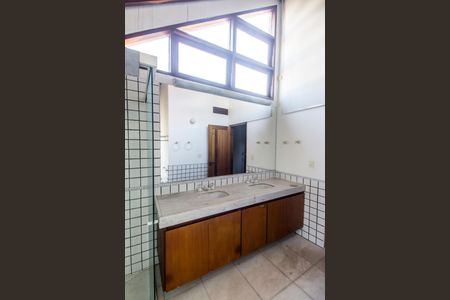 Casa de condomínio para alugar com 810m², 5 quartos e 6 vagas Casa de condomínio para alugar com 810m², 5 quartos e 6 vagasBanheiro da Suíte