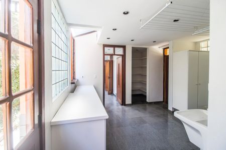 Casa de condomínio para alugar com 810m², 5 quartos e 6 vagas Casa de condomínio para alugar com 810m², 5 quartos e 6 vagasÁrea de Serviço