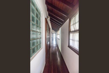 Casa de condomínio para alugar com 810m², 5 quartos e 6 vagas Casa de condomínio para alugar com 810m², 5 quartos e 6 vagasCorredor