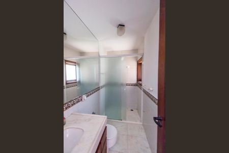 Casa de condomínio para alugar com 810m², 5 quartos e 6 vagas Casa de condomínio para alugar com 810m², 5 quartos e 6 vagasBanheiro da Suíte