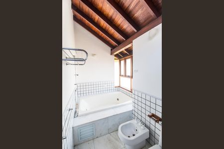 Casa de condomínio para alugar com 810m², 5 quartos e 6 vagas Casa de condomínio para alugar com 810m², 5 quartos e 6 vagasBanheiro da Suíte