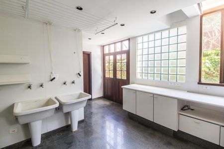 Casa de condomínio para alugar com 810m², 5 quartos e 6 vagas Casa de condomínio para alugar com 810m², 5 quartos e 6 vagasÁrea de Serviço