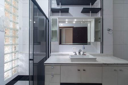 Casa à venda com 350m², 4 quartos e 2 vagas Casa à venda com 350m², 4 quartos e 2 vagasBanheiro da Suíte 1