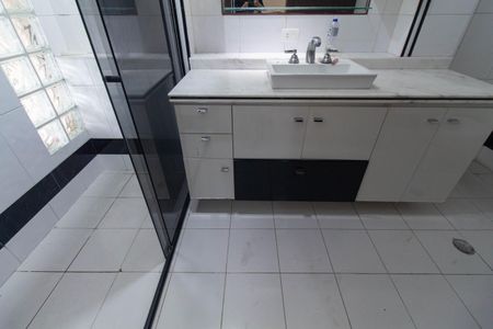 Casa à venda com 350m², 4 quartos e 2 vagas Casa à venda com 350m², 4 quartos e 2 vagasBanheiro da Suíte 1